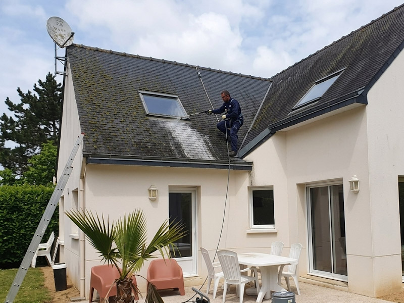 Nettoyage et démoussage de toiture avec traitement fongicide et hydrofuge protecteur à Rostrenen